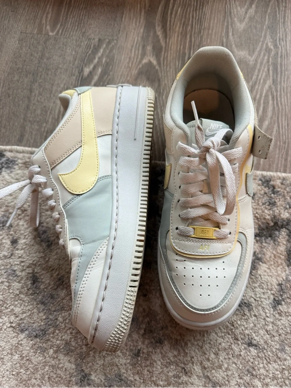 Nike Women’s Low-Top Sneakers in Cream, Pale Yellow and Light Gray